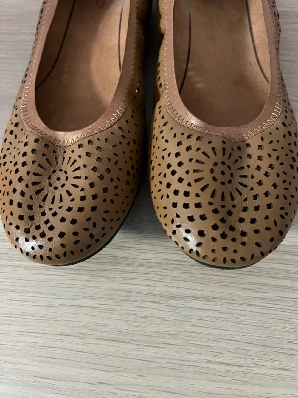 Vionic Women's Robyn Perforated Tan Leather Ballet Flats Toffee Classic